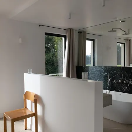 Léonard Villa Saint-Étienne-la-Thillaye