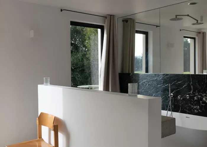 Leonard Villa Saint-Étienne-la-Thillaye